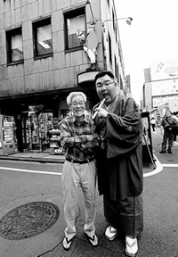 師匠と笹本繁春さん、お店の前で
